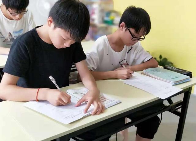 英语主课地位被撼动？义务阶段新课标发布后，家长直言这样就对了