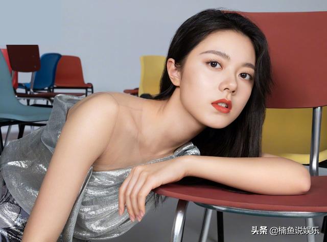19岁赵今麦出场好惊艳！穿连衣裙香肩抢镜，可甜可盐气质动人