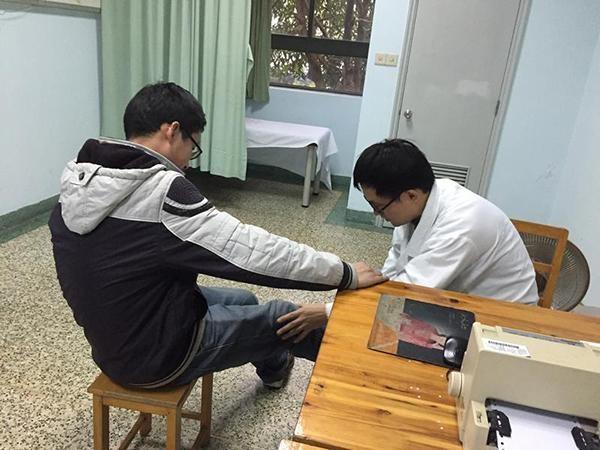 老人摔一跤就骨折？提醒：老人多补充2种营养，或降低33%骨折风险