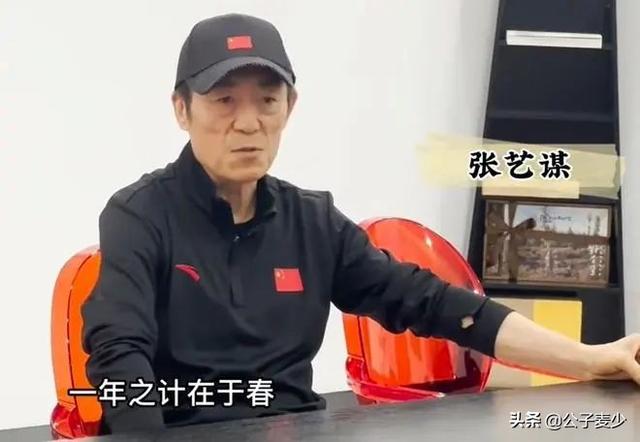 72岁张艺谋身体状况令人担忧！拆盲盒双手颤抖，脸颊消瘦两鬓斑白