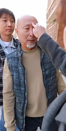 陈佩斯老婆罕曝光，夫妻俩街上吵架指指点点，男方被吓得连连后退