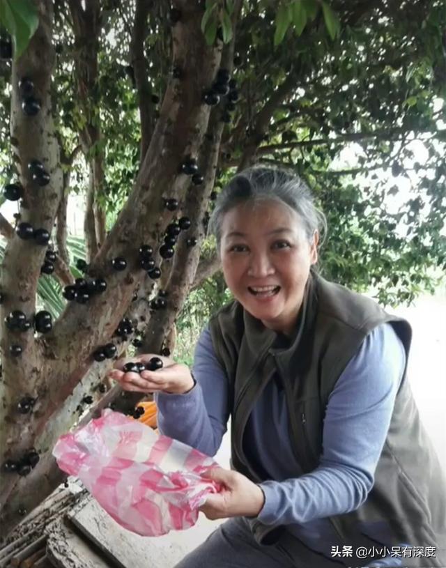 老戏骨李立群的隔离生活，与妻子照片，头发花白互相依偎恩爱十足