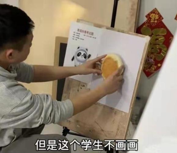 美术生啃出“冰墩墩”走红，评论区笑不活了，这才叫美术思维