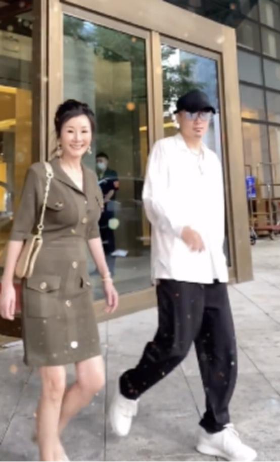 雪瑞姑姑：“冻龄奶奶”走红网络，抖音第一富婆，62岁活成18模样