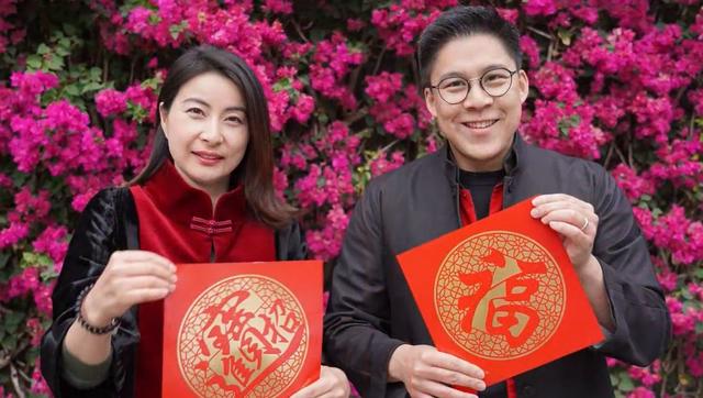香港感染超40万人，霍启刚郭晶晶上街当志愿者，却被批评是在作秀