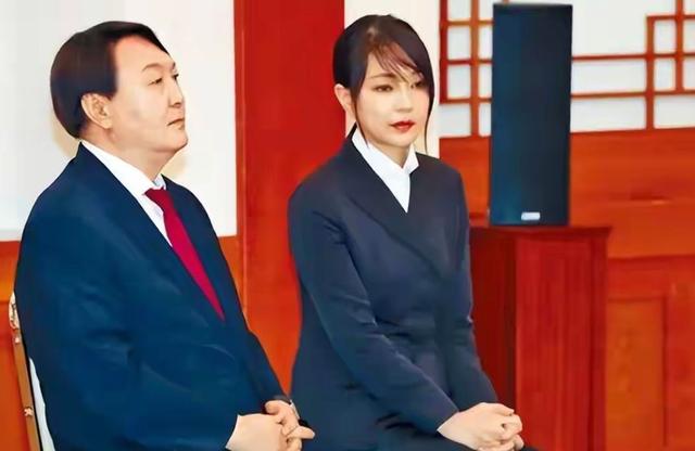 韩国第一夫人火了！颜值气质都好惊艳，穿衣搭配值得妈妈辈借鉴
