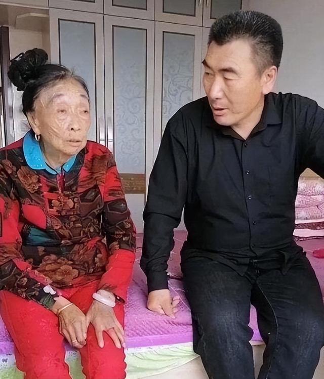 85岁马玉琴迎接70多岁婆婆，牵手逛街场面和谐，网友：丢人现眼