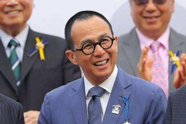 香港感染超40万人，霍启刚郭晶晶上街当志愿者，却被批评是在作秀