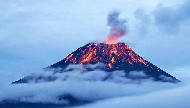 喷烟高达7000米！日本一海底火山喷发，富士山会不会也恐将喷发？