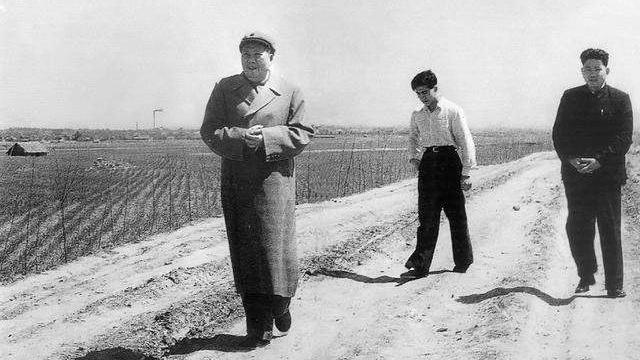 1954年，毛主席下达一奇怪命令：替我准备一个没有姓名的花圈
