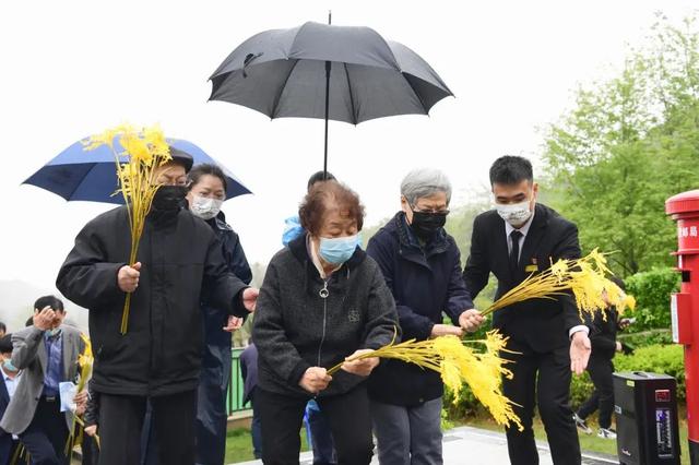 袁隆平夫人带“成绩单”看袁老