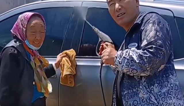 85岁马玉琴成免费保姆，不仅给李玉成洗爱车，还被丈夫喷水取乐