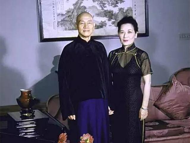 03年宋美龄在梦中去世，隔天清晨遗体被裹在羊毛毯中送出公寓
