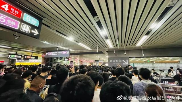 深圳报复性复工：地铁挤成演唱会现场，扛主机的打工人重现江湖