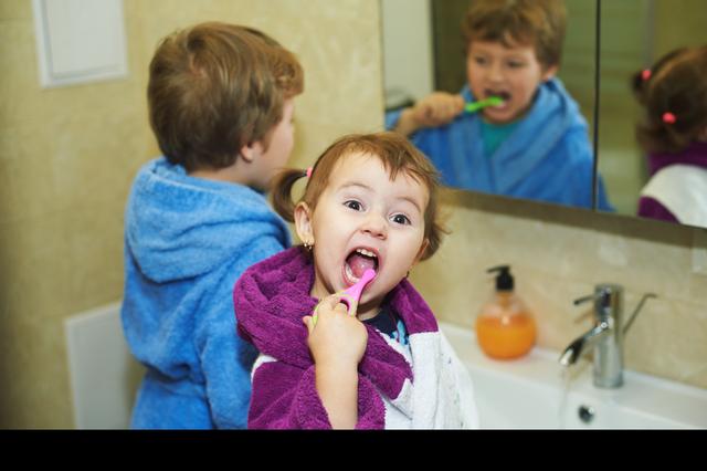 宝宝口腔清洁有必要吗？儿科专家建议：出生就应该开始“刷牙”