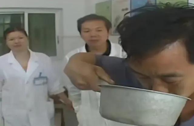 丈夫去世待火化，次日穿着寿衣坐在客厅，妻子：谁还敢跟他一起住