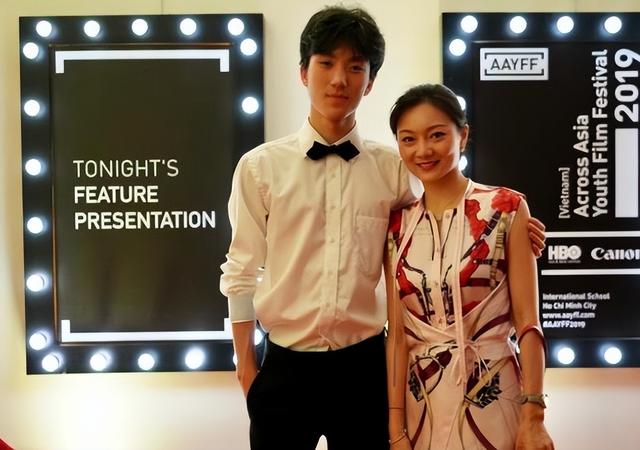 张艺谋72岁生日，陈婷晒出18岁儿子录取通知书，她真比巩俐强？