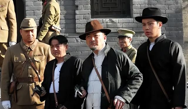 恩人儿子来投靠，杜月笙老婆故意扔钱试探：如果捡了，就打发他走