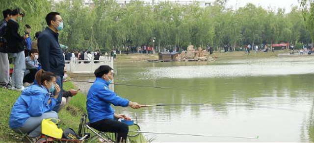 丰富五一假期生活，郑州一高校买3200斤鱼请师生吃全鱼宴，真贴心