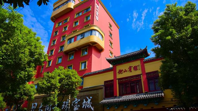 1971年外宾宴会上，国宝九龙杯离奇失踪，周总理安排魔术表演找回