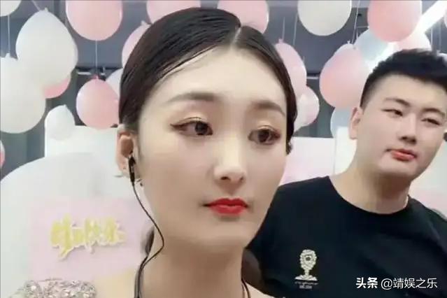 朱小伟陈萌现身商场，2人穿情侣装甜蜜依偎，女方一脸憨笑太幸福