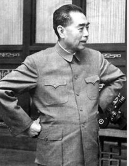 前有黄河，后有敌军，周总理坐立难安，毛主席冷静说道：拿烟来
