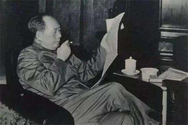 1938年秘书给毛主席点了一根烟，主席随后将他调离：这个人有问题
