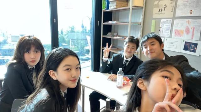没被唇腭裂毁掉！作品价值百万，闺蜜个个大牌，李嫣如何做到的？