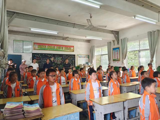 英山县石头咀镇中心小学开展活力大课间 精彩在校园活动