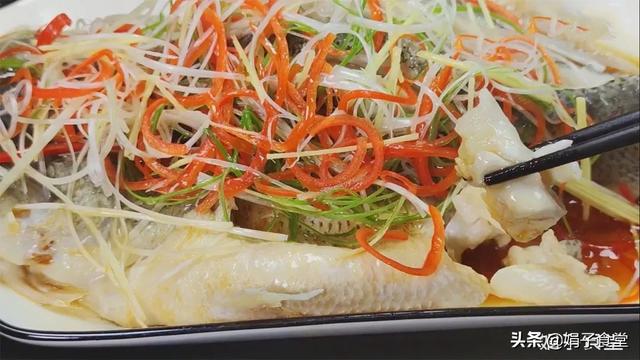 清蒸鲈鱼，别用盐和料酒腌制，教你几个窍门，鱼肉鲜嫩，不腥不柴