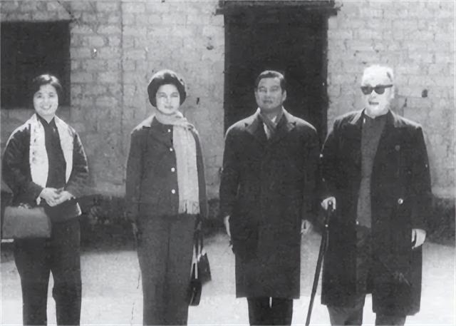 1972年，毛主席穿睡衣参加陈毅追悼会，遗孀眼含泪花：您怎么来了