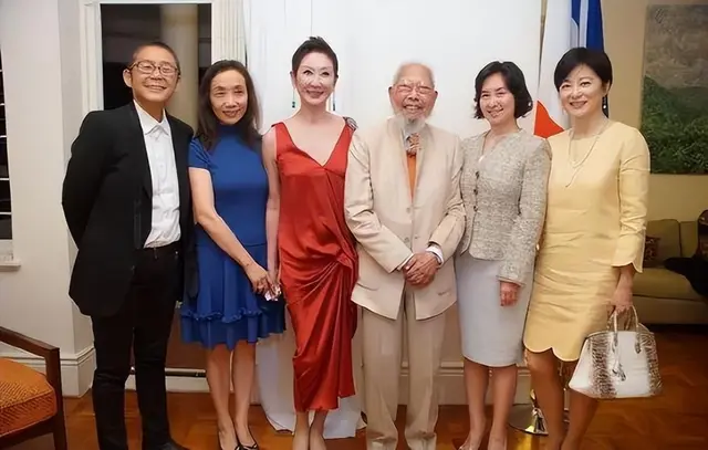 Recently, 60-year-old Ho Chaoqiong and 67-year-old Brigitte Lin have ...