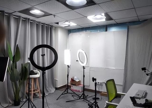 直播背景黑色好还是白色好(直播黑色背景和白色背景哪个好)