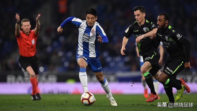 1-1！武磊扎心了！主帅下课后，他被遗忘在板凳席，00后抢班夺权