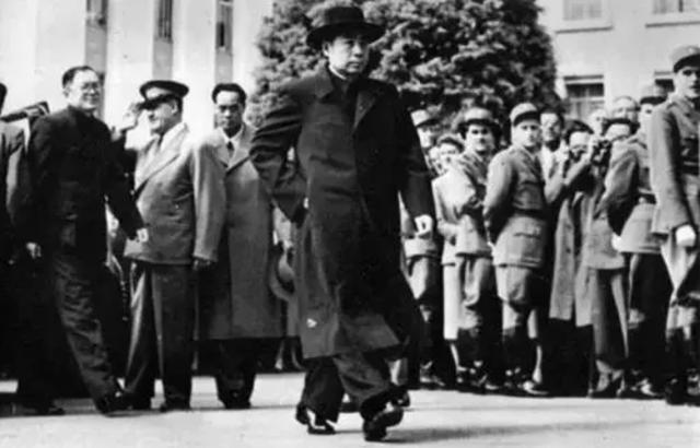 1964年周总理召开会议，开国上将提前离开，总理却要求搜查口袋