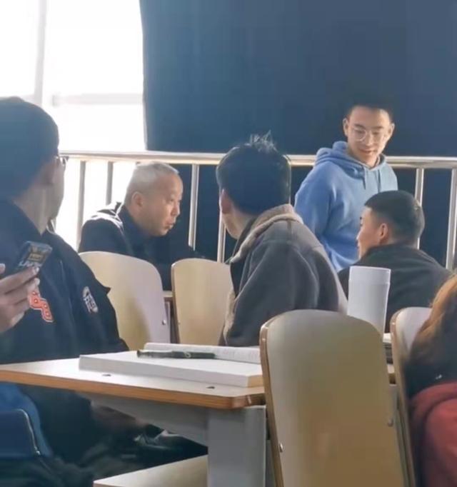 贵州医科大学教师走红：上课是老师，下课是医生，门诊挂号费600