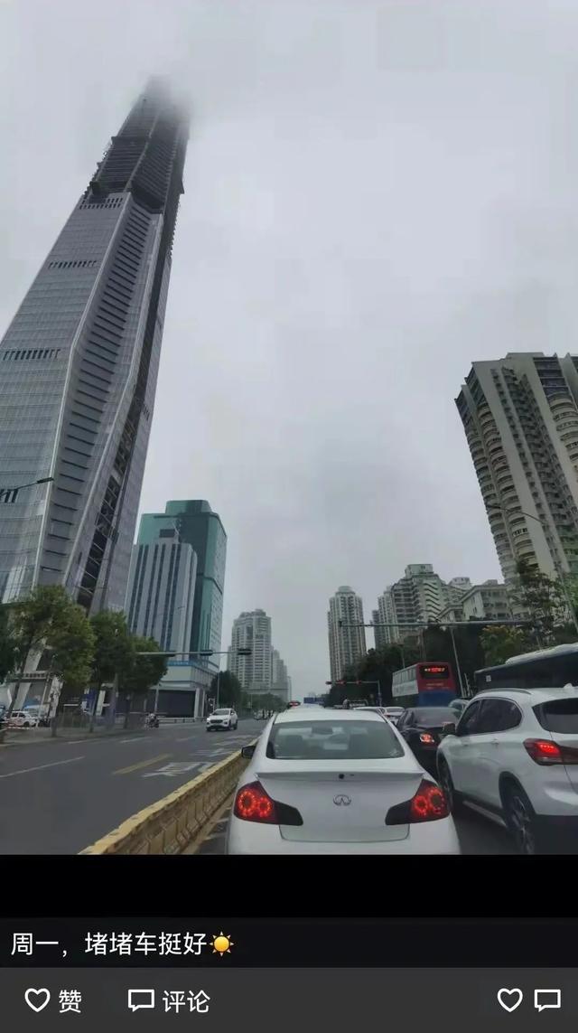 深圳报复性复工：地铁挤成演唱会现场，扛主机的打工人重现江湖