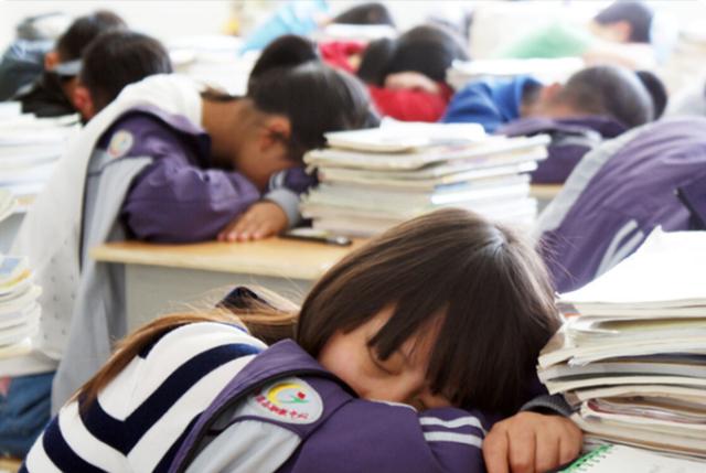 中小学生到校时间延后，“睡眠令”得到落实，家长们却有了新烦恼