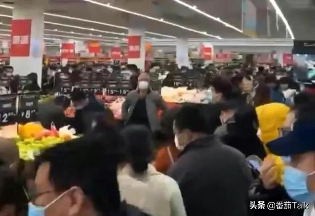 疫情之下的防范区，浦东居民外出买菜遇高峰时段，排队用两个小时