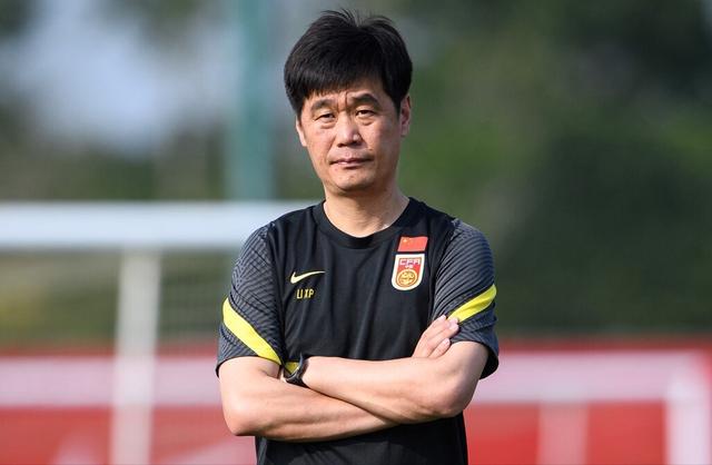 中国男足0-2完败于阿曼，全场竟然没有一次有威胁射门，颜面尽失