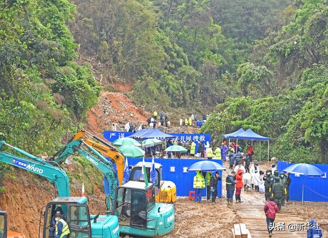 我在现场·照片背后的故事丨山林、雨水、泥泞，挡不住搜寻的脚步