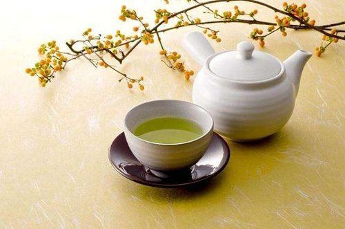 喝菊花茶能去火，还能降血压？医生：好处再多，4类人也要少碰