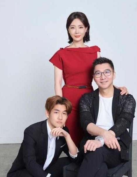 陈数养女母亲节表孝心，送花合影全程不见继子，曾和赵胤胤传离婚
