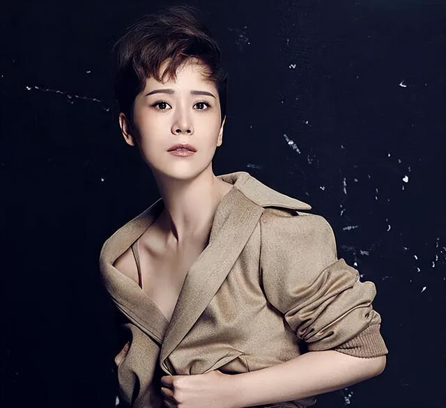 惹怒宋佳，抱黄磊大腿，25岁就结婚生子的海清，为何这么“狂”？