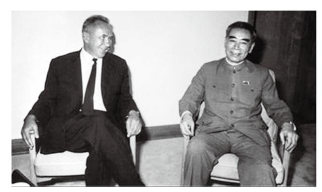 1969年周恩来与苏联总理柯西金会面，话语强硬：你敢核打击就开战
