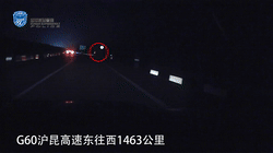 惊魂实拍：小车突然“漂移”撞上大货车，安全气囊全弹了出来！
