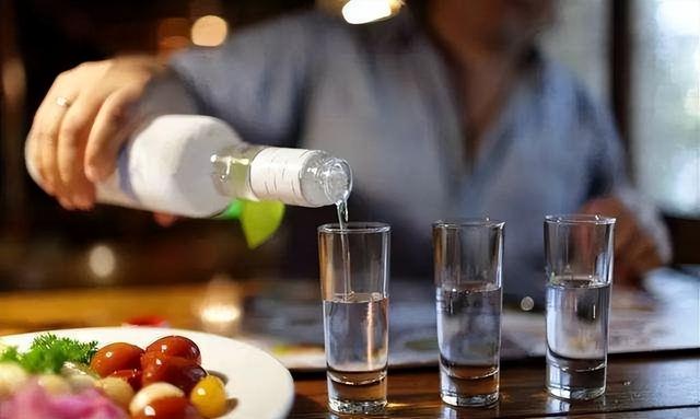 每天坚持喝少量白酒，身体会有什么变化？这4个好处“悄然来临”