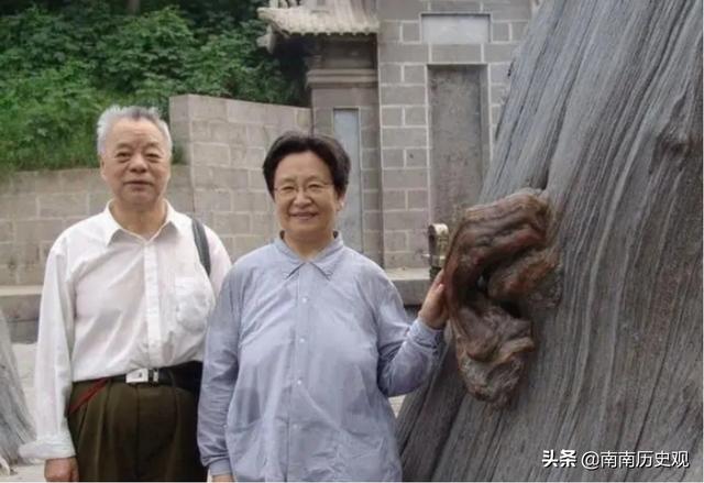 32岁李讷离婚，携子独居，毛主席落泪：闺女的婚事实在是草率啊