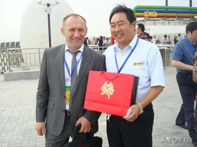 吕先奎冒“傻气”茶农们得福气——记保康县荆山锦茶业公司总经理吕先奎