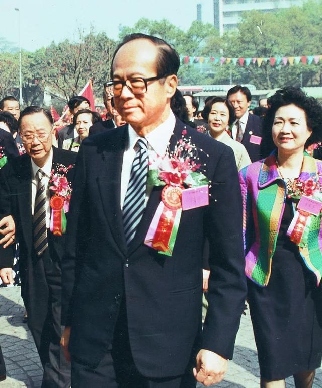 霍英东家族捐1千万，李兆基捐1300万，但都不如李嘉诚的贡献大